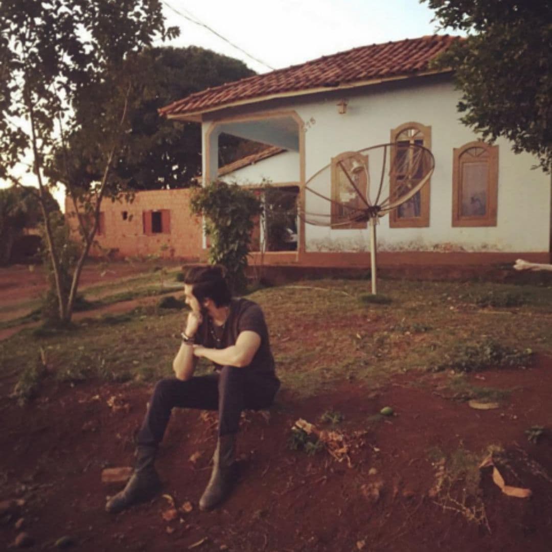 Antes de viver do luxo e da fama que vive hoje em dia, Luan Santana viveu muitos anos em casa térrea em cidade pequena (Reprodução - instagram) Antes de viver do luxo e da fama que vive hoje em dia, Luan Santana viveu muitos anos em casa térrea em cidade pequena (Reprodução - instagram)