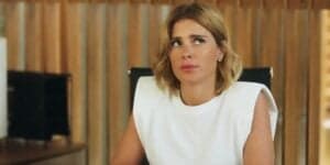 Lumiar em cena da novela Vai na Fé usando blusa branca Lumiar em cena da novela Vai na Fé usando blusa branca