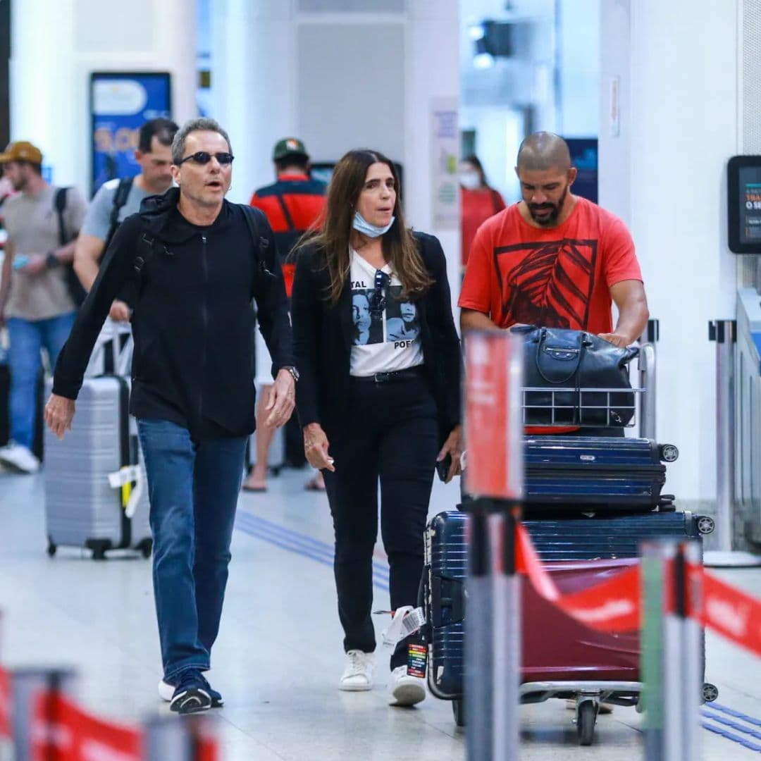 Malu Mader e Tony, seu esposo, caminham no aeroporto do Rio de Janeiro (Foto - Foto: Webert Belicio/AGNEWS) Malu Mader e Tony, seu esposo, caminham no aeroporto do Rio de Janeiro (Foto - Foto: Webert Belicio/AGNEWS)