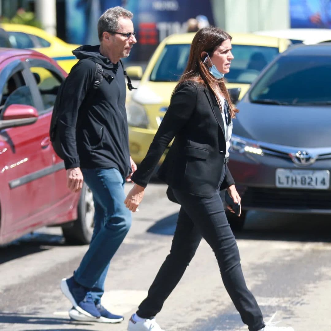 Malu Mader e Tony, seu esposo, caminham no aeroporto do Rio de Janeiro (Foto - Foto: Webert Belicio/AGNEWS) Malu Mader e Tony, seu esposo, caminham no aeroporto do Rio de Janeiro (Foto - Foto: Webert Belicio/AGNEWS)