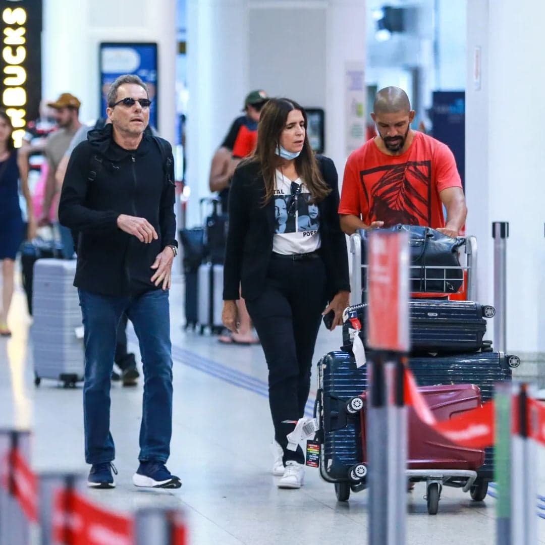 Malu Mader e Tony, seu esposo, caminham no aeroporto do Rio de Janeiro (Foto - Foto: Webert Belicio/AGNEWS) Malu Mader e Tony, seu esposo, caminham no aeroporto do Rio de Janeiro (Foto - Foto: Webert Belicio/AGNEWS)