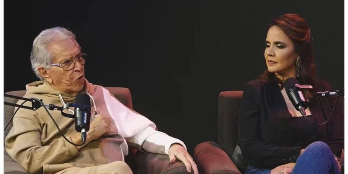 Carlos Alberto, comandate do "A Praça É Nossa", comanda um podcast fora do SBT ao lado de esposa, Renata , e faz o que nenhum outro colega de emissora faz (Foto: Reprodução / YouTube) Carlos Alberto, comandate do "A Praça É Nossa", comanda um podcast fora do SBT ao lado de esposa, Renata , e faz o que nenhum outro colega de emissora faz (Foto: Reprodução / YouTube)