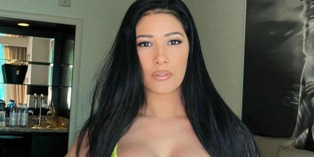 Sem sutiã e com seios escapando pra fora, Simaria prova em fotos que é a mais sexy do país
