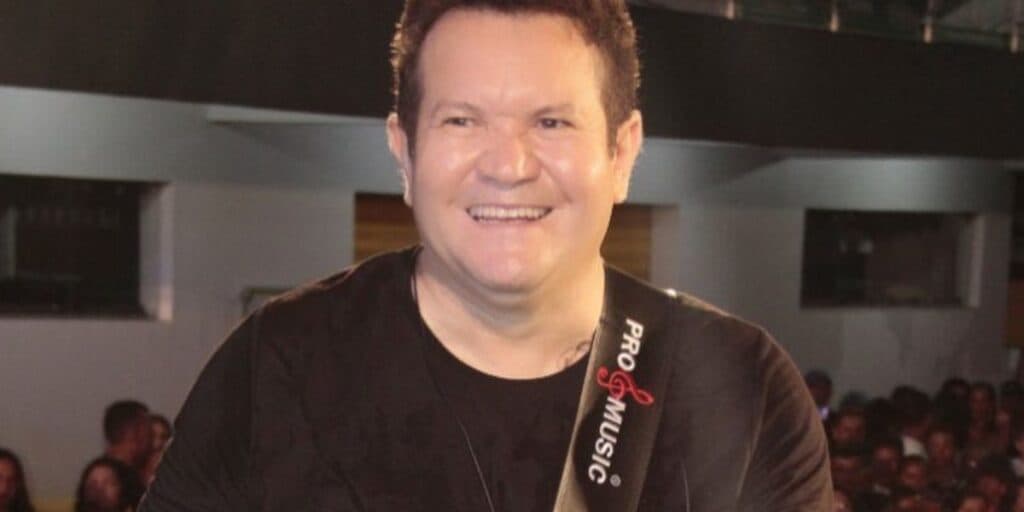 Ximbinha surge ao lado de moça acusada de ser pivô da separação de Joelma e deixa recado: "Você merece"