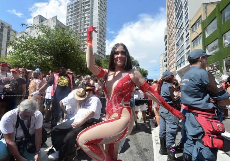 A famosa da Globo, Alessandra Negrini dá show de antipatia em Carnaval, e passa reto até pelos próprios fãs - Foto Reprodução Internet A famosa da Globo, Alessandra Negrini dá show de antipatia em Carnaval, e passa reto até pelos próprios fãs - Foto Reprodução Internet