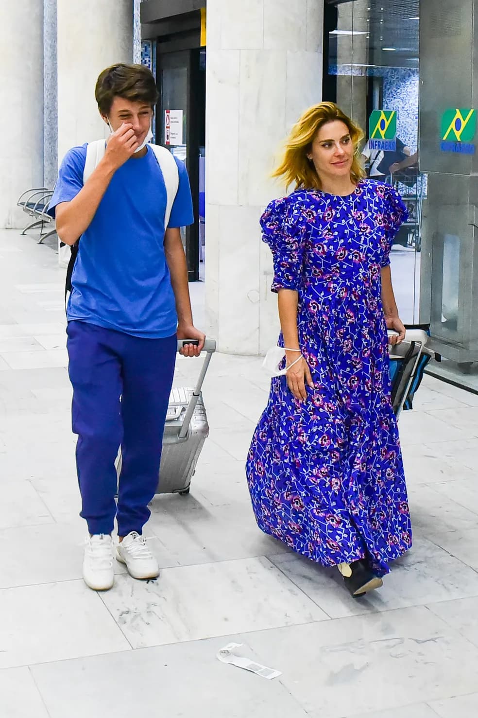A famosa da Globo, Carolina Dieckmann, tem flagra raro ao lado do seu filho mais novo, e ele é sem dúvidas, o rapaz mais lindo do Brasil - (Foto: AgNews) A famosa da Globo, Carolina Dieckmann, tem flagra raro ao lado do seu filho mais novo, e ele é sem dúvidas, o rapaz mais lindo do Brasil - (Foto: AgNews)