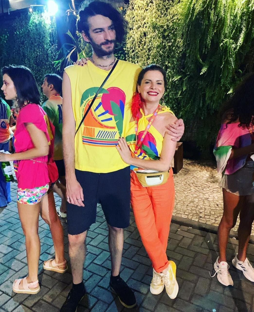 A famosa da Globo, Deborah Bloch, surge em clique raro ao lado do seu filho de 22 anos, e rapaz chama atenção por beleza e tamanho - Foto Reprodução Instagram A famosa da Globo, Deborah Bloch, surge em clique raro ao lado do seu filho de 22 anos, e rapaz chama atenção por beleza e tamanho - Foto Reprodução Instagram
