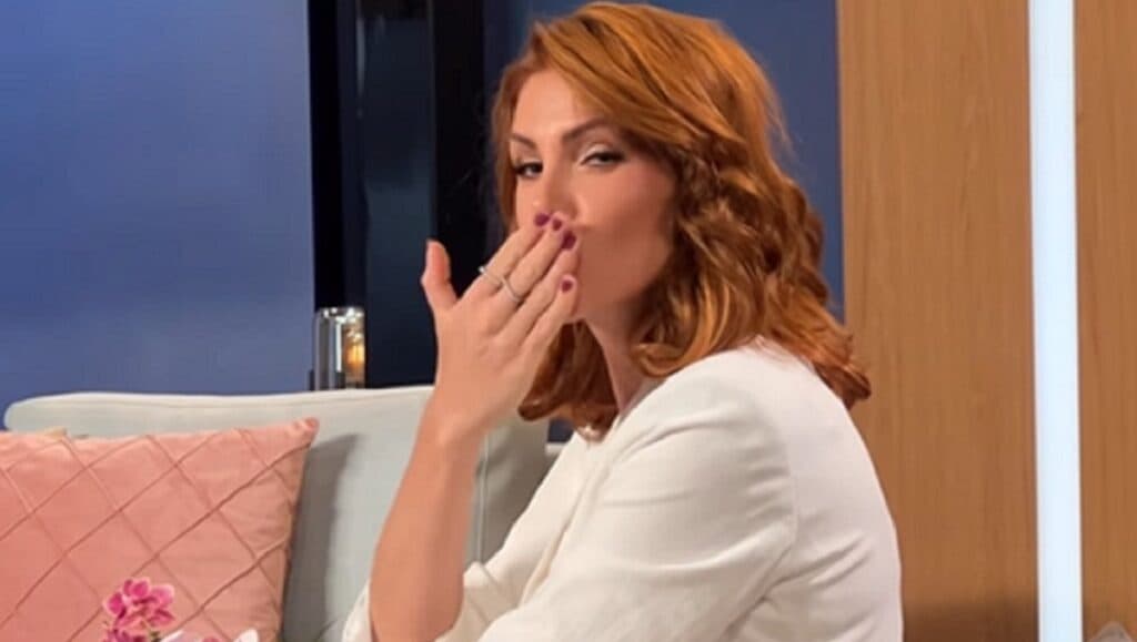 Ana Hickmann 'desaparece' do Hoje Em Dia e deixa César e Renata sozinhos no estúdio antes do fim de programa