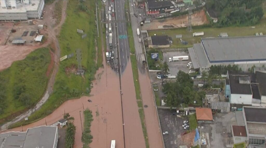 Boletim do Jornal Hoje mostrou a rodovia alagada nos dois sentidos Boletim do Jornal Hoje mostrou a rodovia alagada nos dois sentidos