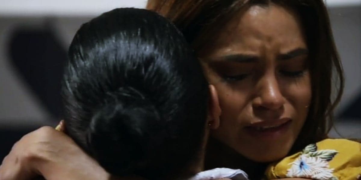 Brisa chora abraçada a Creusa que tem o cabelo preto amarrado em um coque na novela Travessia Brisa chora abraçada a Creusa que tem o cabelo preto amarrado em um coque na novela Travessia