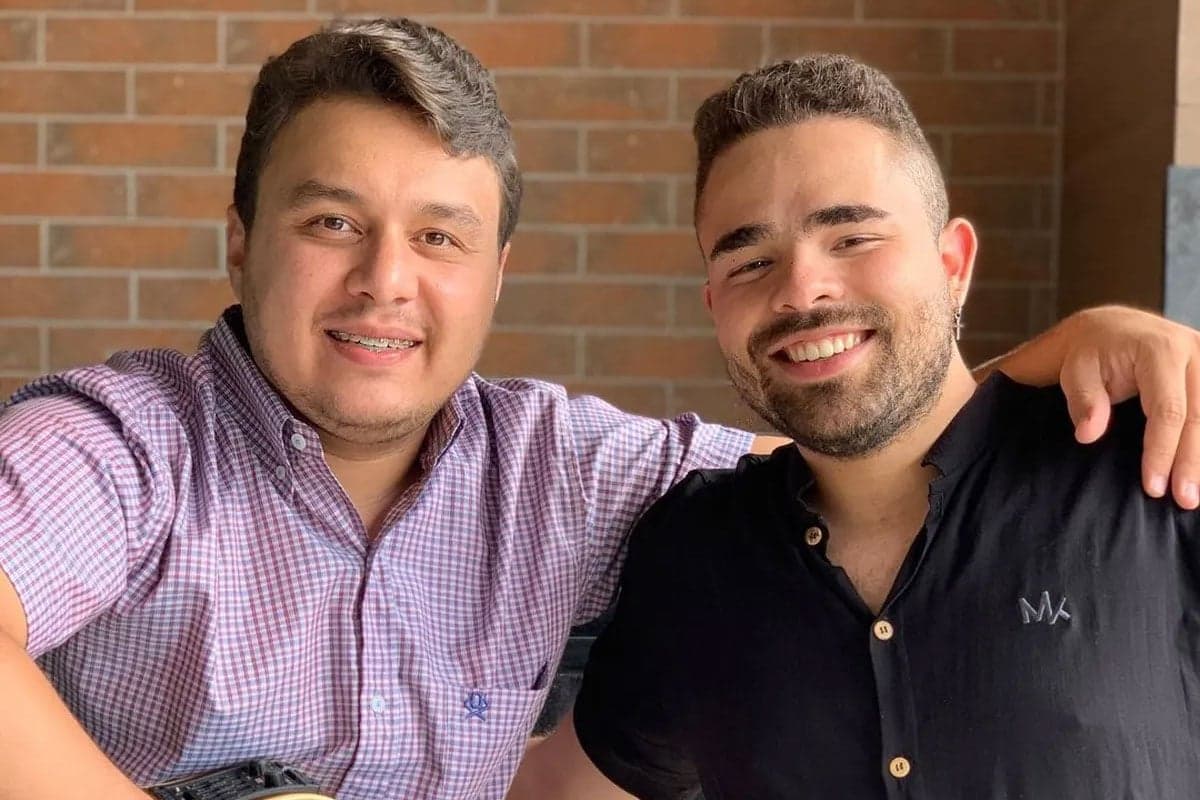 Cantor sertanejo sofre grave acidente, capota veículo e é socorrido no local - Foto Internet Cantor sertanejo sofre grave acidente, capota veículo e é socorrido no local - Foto Internet
