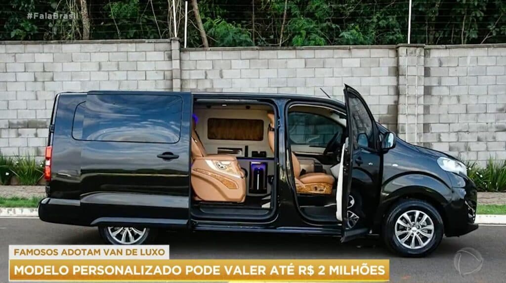 Fala Brasil mostrou uma reportagem sobre uma van luxuosa e Edu Ribeiro brincou que César Filho seria o dono do veículo- Foto: Reprodução/PlayPlus Fala Brasil mostrou uma reportagem sobre uma van luxuosa e Edu Ribeiro brincou que César Filho seria o dono do veículo- Foto: Reprodução/PlayPlus