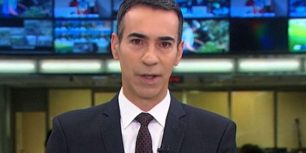 César Tralli mostra o que tem atrás da sua bancada em estúdios da Globo e confessa: "Não dá"