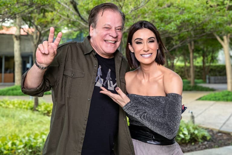 Chico Pinheiro e Michelle Barros em transmissões do desfile de carnaval de São Paulo - Foto Reprodução Internet Chico Pinheiro e Michelle Barros em transmissões do desfile de carnaval de São Paulo - Foto Reprodução Internet
