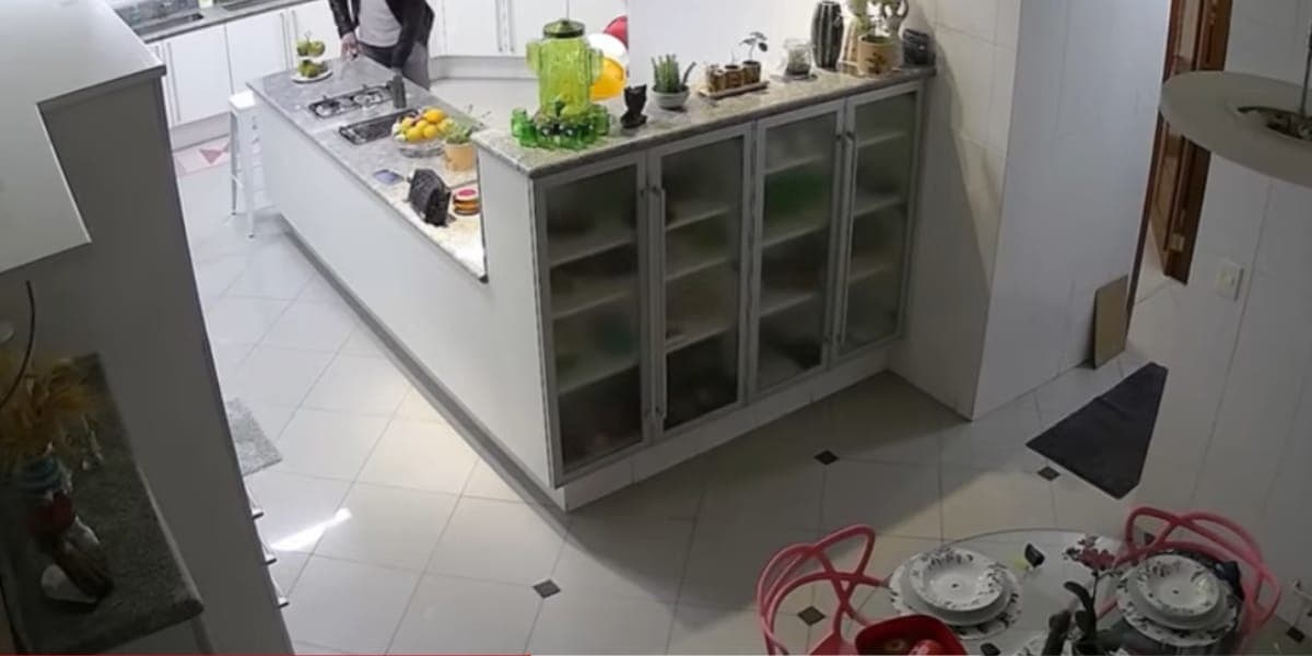 Cozinha completamente equipada e moderna da mansão de Lívia Andrade (Reprodução: Youtube) Cozinha completamente equipada e moderna da mansão de Lívia Andrade (Reprodução: Youtube)