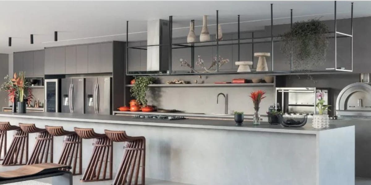 Cozinha moderna e luxuosa da residência em São Paulo (Reprodução: Youtbe) Cozinha moderna e luxuosa da residência em São Paulo (Reprodução: Youtbe)