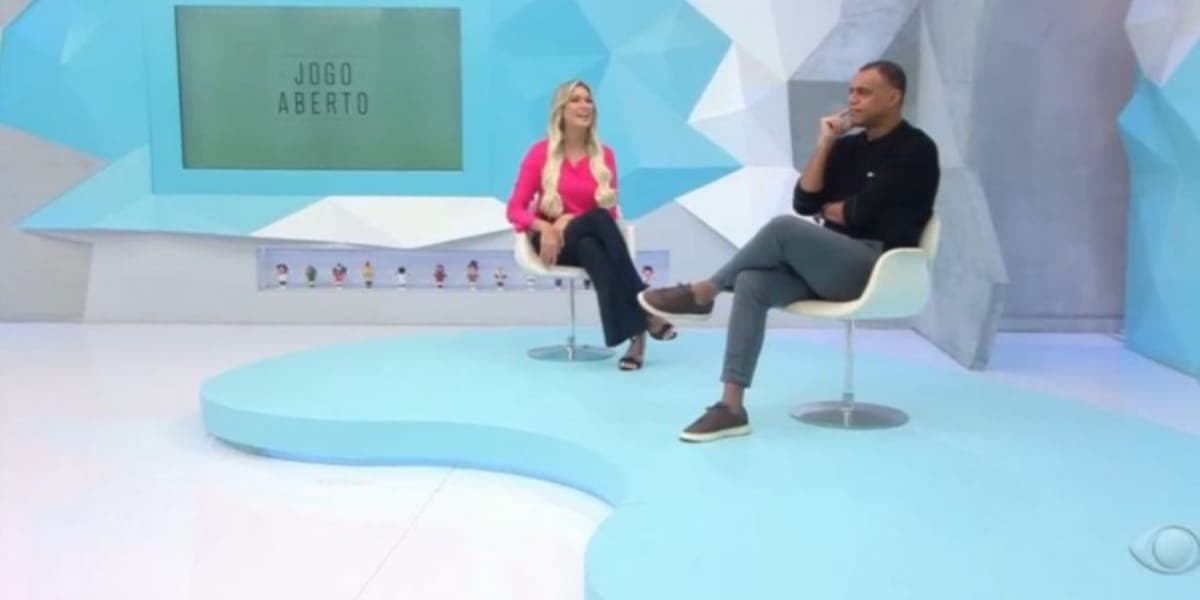 Denílson é o principal parceiro de Renata Fan na Band e ganha cerca de R$150 mil por mês (Reprodução: Jogo Aberto/ Band) Denílson é o principal parceiro de Renata Fan na Band e ganha cerca de R$150 mil por mês (Reprodução: Jogo Aberto/ Band)