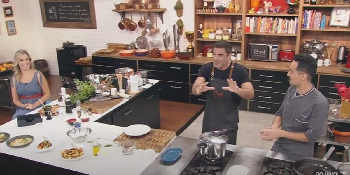 Edu Guedes lembrou de Jão Kleber, ao falar que iria abrir a panela somente após o intervalo (Reprodução: The Chef/ Band) Edu Guedes lembrou de Jão Kleber, ao falar que iria abrir a panela somente após o intervalo (Reprodução: The Chef/ Band)
