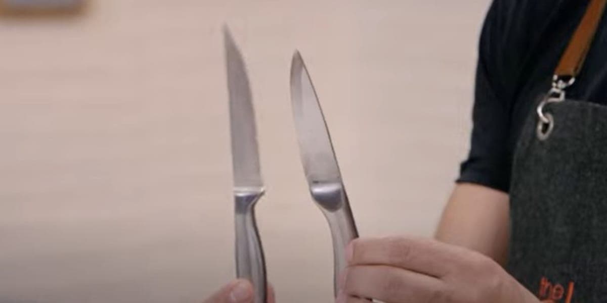 Edu Guedes mostra a clara diferença entre uma faca comum e a que sua filha utiliza (Reprodução: The Chef/ Band) Edu Guedes mostra a clara diferença entre uma faca comum e a que sua filha utiliza (Reprodução: The Chef/ Band)