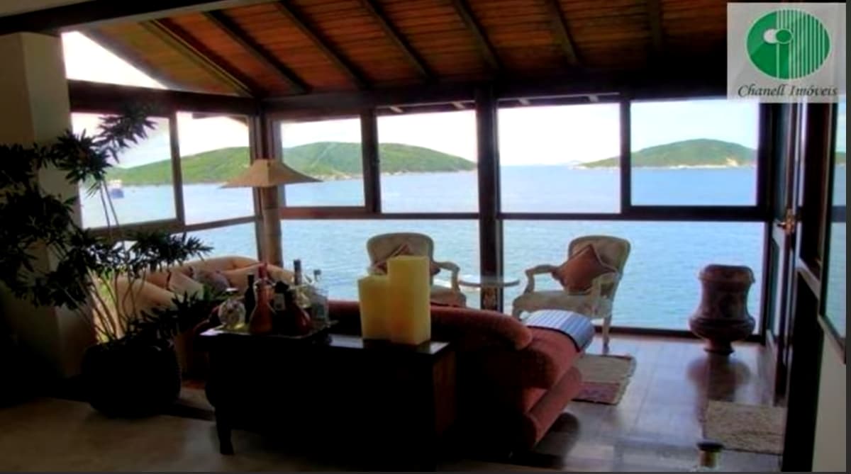 Em meio às montanhas e com vista para o mar o imóvel que Ana Maria abandonou e hoje é aberto ao público - Foto Reprodução Em meio às montanhas e com vista para o mar o imóvel que Ana Maria abandonou e hoje é aberto ao público - Foto Reprodução