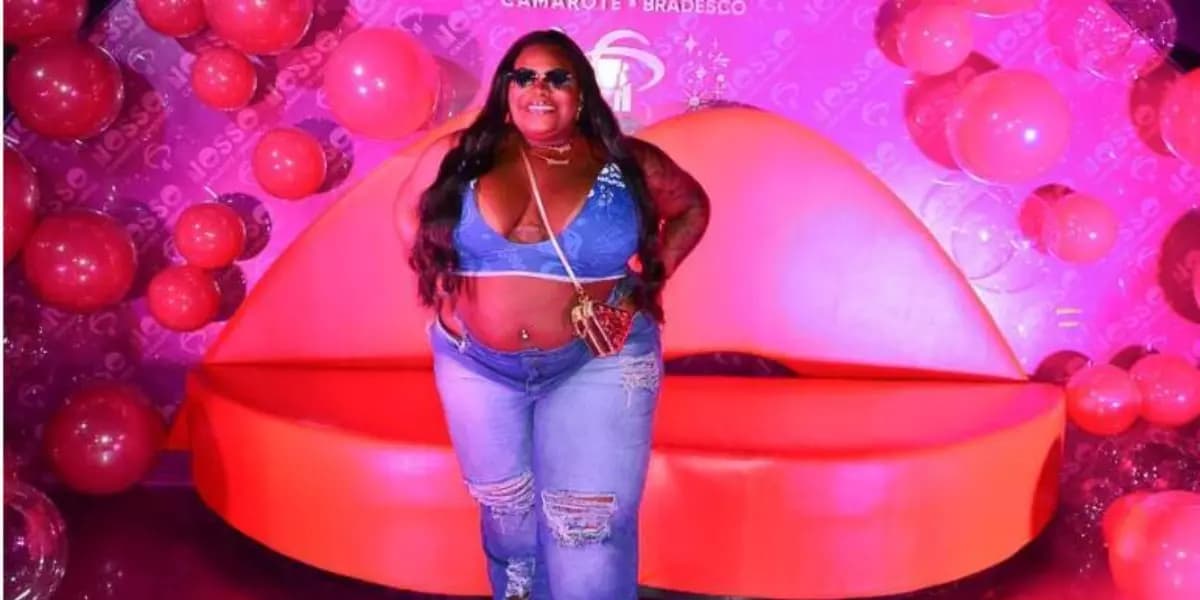Em noitada, Jojo Todynho é flagrada com calça rasgada mostrando toda a bunda - Foto Reprodução Em noitada, Jojo Todynho é flagrada com calça rasgada mostrando toda a bunda - Foto Reprodução