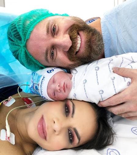 Famoso cantor sertanejo amado pelo Brasil traiu esposa com amiga, e agora anuncia gravidez da atual mulher - Foto Reprodução Internet Famoso cantor sertanejo amado pelo Brasil traiu esposa com amiga, e agora anuncia gravidez da atual mulher - Foto Reprodução Internet