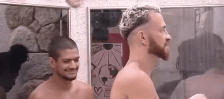 BBB23 - Bissexual, Gabriel Santana não se aguenta ao ver Fred de cueca e dá agarrada no saco