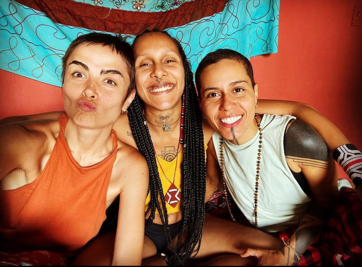 Irreconhecível atriz da Globo, ex de Caio Castro, surge em foto com mulher que vive relação e bem diferente - Foto Reprodução Irreconhecível atriz da Globo, ex de Caio Castro, surge em foto com mulher que vive relação e bem diferente - Foto Reprodução