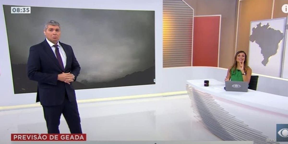 Joel Datena ficou surpreso com a informação que Thaís Dias divulgou sobre a temperatura (Reprodução: Bora Brasil/ Band) Joel Datena ficou surpreso com a informação que Thaís Dias divulgou sobre a temperatura (Reprodução: Bora Brasil/ Band)