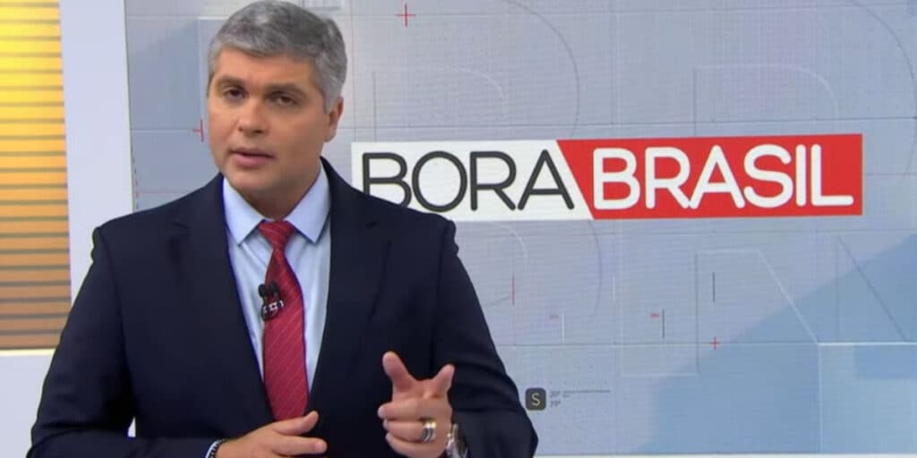 Joel Datena faz piada 'impublicável' ao vivo, repórter não perdoa situação e ela rebate: "Sem graça"