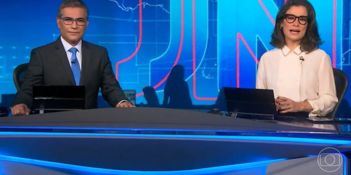 Logo no início do Jornal Nacional, da Globo, Renata Vasconcellos e Hélter Duarte metralham notícias que deixam o Brasil impactado - Foto Reprodução Globo Logo no início do Jornal Nacional, da Globo, Renata Vasconcellos e Hélter Duarte metralham notícias que deixam o Brasil impactado - Foto Reprodução Globo