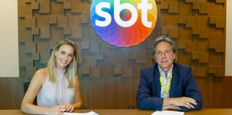 Luciano Callegari Jr ao lado da comentarista Nadine Basttos Luciano Callegari Jr ao lado da comentarista Nadine Basttos