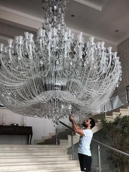 Lustre de mais de R$100 mil, piscina e até ponte, a mansão absurda que Luciano Camargo vive - Foto Reprodução Lustre de mais de R$100 mil, piscina e até ponte, a mansão absurda que Luciano Camargo vive - Foto Reprodução