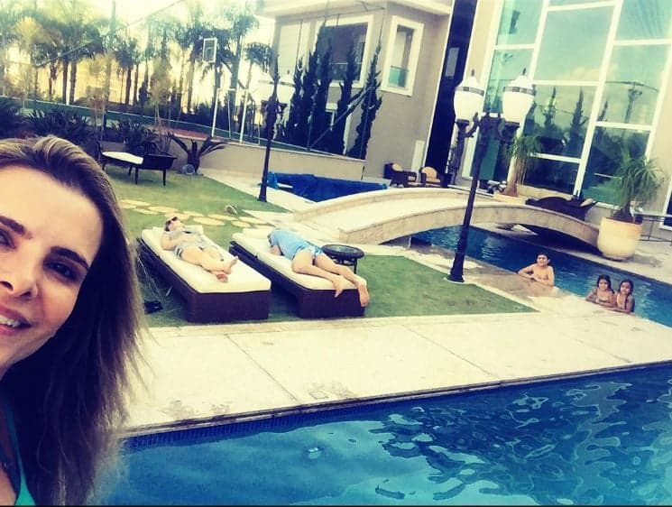 Lustre de mais de R$100 mil, piscina e até ponte, a mansão absurda que Luciano Camargo vive - Foto Reprodução Lustre de mais de R$100 mil, piscina e até ponte, a mansão absurda que Luciano Camargo vive - Foto Reprodução