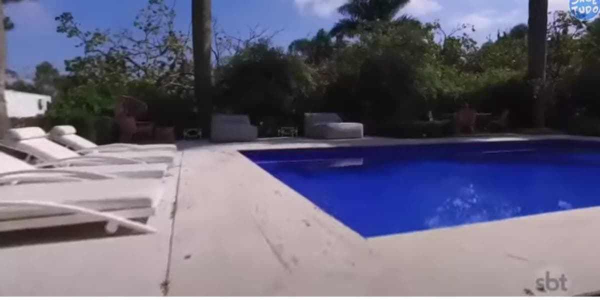 A piscina absurda da casa da loira (Reprodução: Youtube) A piscina absurda da casa da loira (Reprodução: Youtube)
