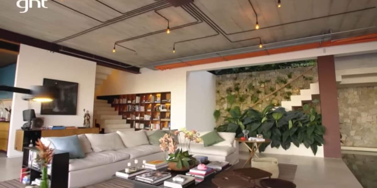 Sala de estar absurda da mansão de Murilo Benício com jardinagem e uma bela escada (Reprodução: Youtube) Sala de estar absurda da mansão de Murilo Benício com jardinagem e uma bela escada (Reprodução: Youtube)