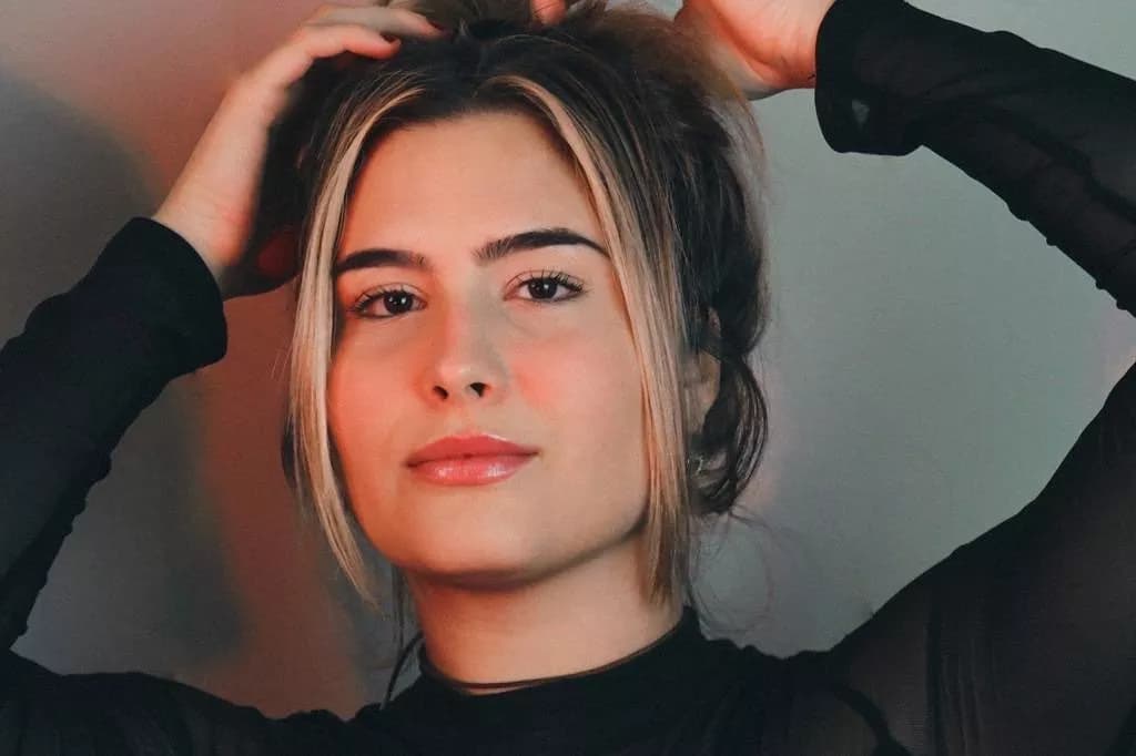 Maria Maud, filha da atriz Claudia Abreu, que está brilhando em Travessia, da Globo - Foto Reprodução Maria Maud, filha da atriz Claudia Abreu, que está brilhando em Travessia, da Globo - Foto Reprodução
