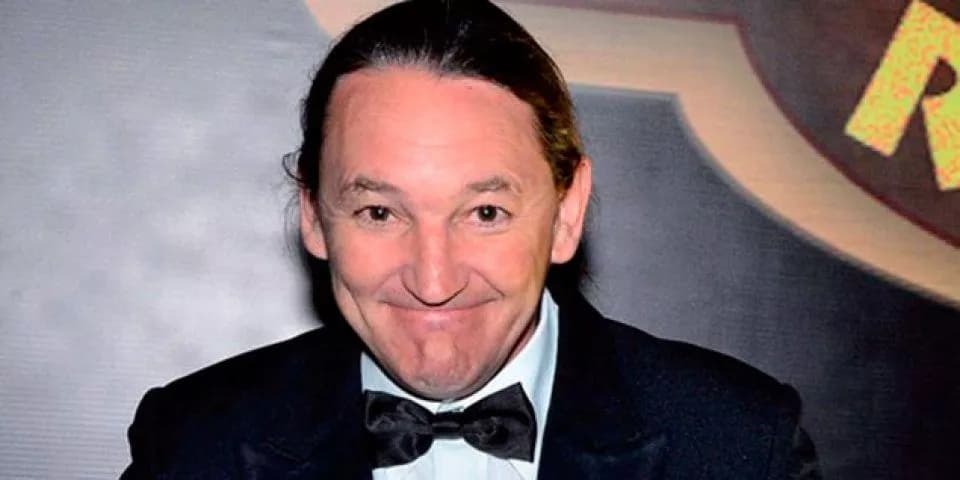 Marquito, assistente do Ratinho, vive relação recatada a anos, mas mantém a sete chaves a identidade do seu grande amor - Foto Reprodução Marquito, assistente do Ratinho, vive relação recatada a anos, mas mantém a sete chaves a identidade do seu grande amor - Foto Reprodução