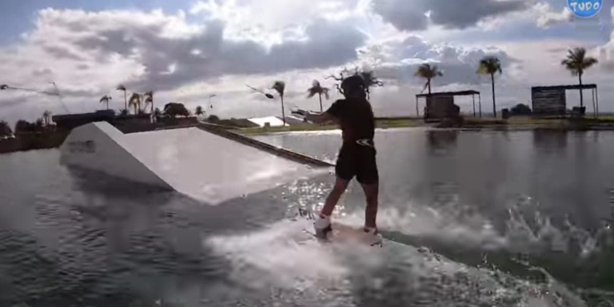 Mateus aproveitando para praticar esportes radicais (Reprodução: Youtube) Mateus aproveitando para praticar esportes radicais (Reprodução: Youtube)
