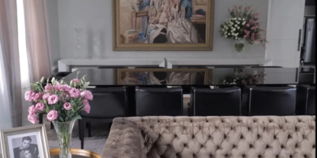 Mesa de jantar atrás da sala de estar em ambiente integrado - Foto Reprodução YouTube Mesa de jantar atrás da sala de estar em ambiente integrado - Foto Reprodução YouTube