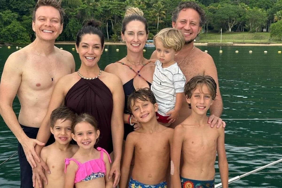 Michel Teló posa com a esposa Thaís Fersoza, filhos e amigos Foto Reprodução Instagram Michel Teló posa com a esposa Thaís Fersoza, filhos e amigos Foto Reprodução Instagram