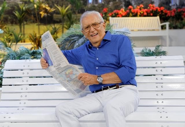 O apresentador de "A Praça É Nossa", Carlos Alberto de Nóbrega, abriu o jogo sobre motivo de não quer ver estrela da Praça nem pintada de ouro - Foto Reprodução Internet O apresentador de "A Praça É Nossa", Carlos Alberto de Nóbrega, abriu o jogo sobre motivo de não quer ver estrela da Praça nem pintada de ouro - Foto Reprodução Internet