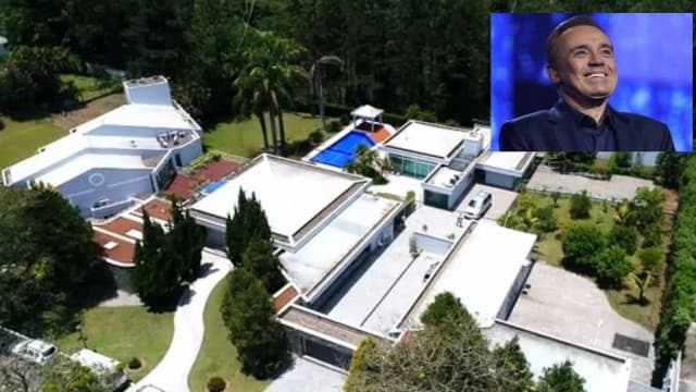 O eterno apresentador do SBT, Gugu Liberato, deixou uma mansão luxuosa que conta com piscina enorme, quadra e sala de troféus e está assim hoje - Foto Reprodução de Vídeo O eterno apresentador do SBT, Gugu Liberato, deixou uma mansão luxuosa que conta com piscina enorme, quadra e sala de troféus e está assim hoje - Foto Reprodução de Vídeo