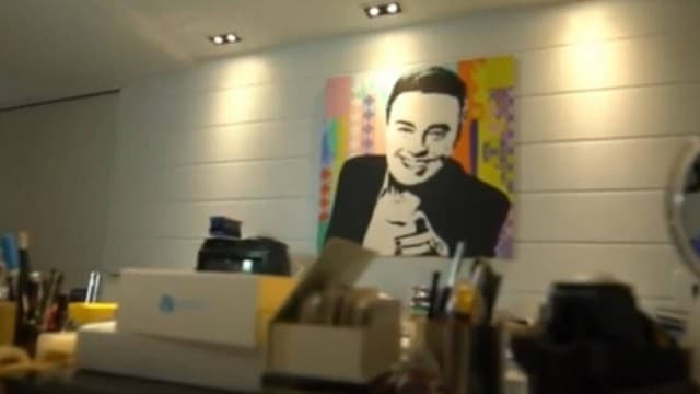O eterno apresentador do SBT, Gugu Liberato, deixou uma mansão luxuosa que conta com piscina enorme, quadra e sala de troféus e está assim hoje - Foto Reprodução de Vídeo O eterno apresentador do SBT, Gugu Liberato, deixou uma mansão luxuosa que conta com piscina enorme, quadra e sala de troféus e está assim hoje - Foto Reprodução de Vídeo