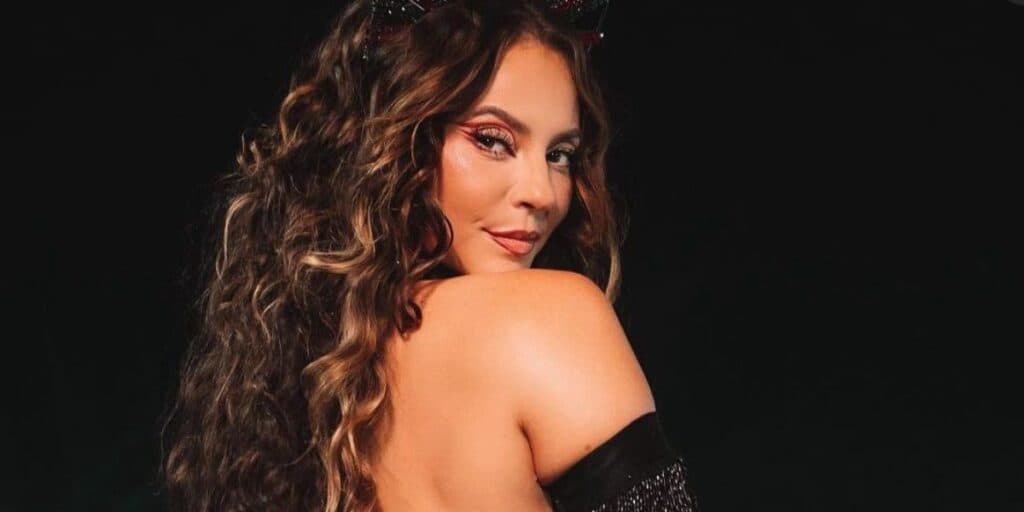Paolla Oliveira surge de costas, com roupa aberta em parte íntima e até cantora não se aguenta: "Meu Deus"