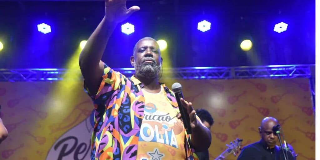 Péricles, recatado, tem flagra público raro com grande amor e declara: "Da melhor forma"