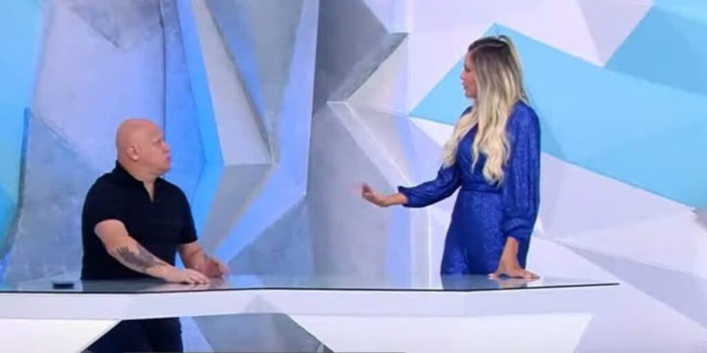 Ao vivo, Renata Fan vê comentarista irritado e cobra com a produção sem dó na Band: "Perseguição"
