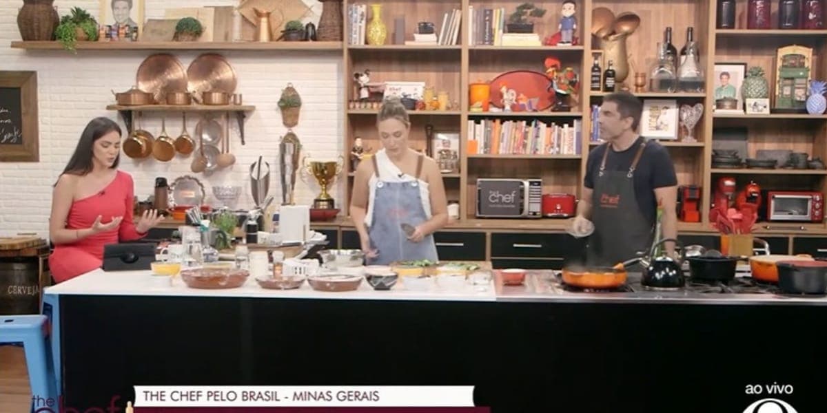 Roberta Scherer foi quem cozinhou nesta terça-feira, ao lado de Edu Guedes, com Jaque lendo a mensagem dos telespectadores (Reprodução: The Chef/ Band) Roberta Scherer foi quem cozinhou nesta terça-feira, ao lado de Edu Guedes, com Jaque lendo a mensagem dos telespectadores (Reprodução: The Chef/ Band)