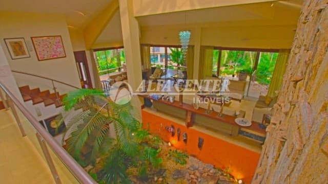 Sala com telão, lagos e até cachoeira essa é a mansão milionária de Maiara e Maraisa - Foto Reprodução Sala com telão, lagos e até cachoeira essa é a mansão milionária de Maiara e Maraisa - Foto Reprodução