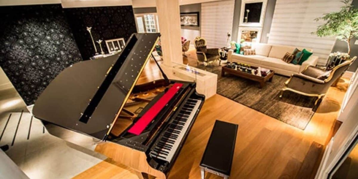 Sala de estar, com enorme piano no meio, que o cantor toca para as visitas (Foto: Cadu Fernandes/ Movimento Country) Sala de estar, com enorme piano no meio, que o cantor toca para as visitas (Foto: Cadu Fernandes/ Movimento Country)